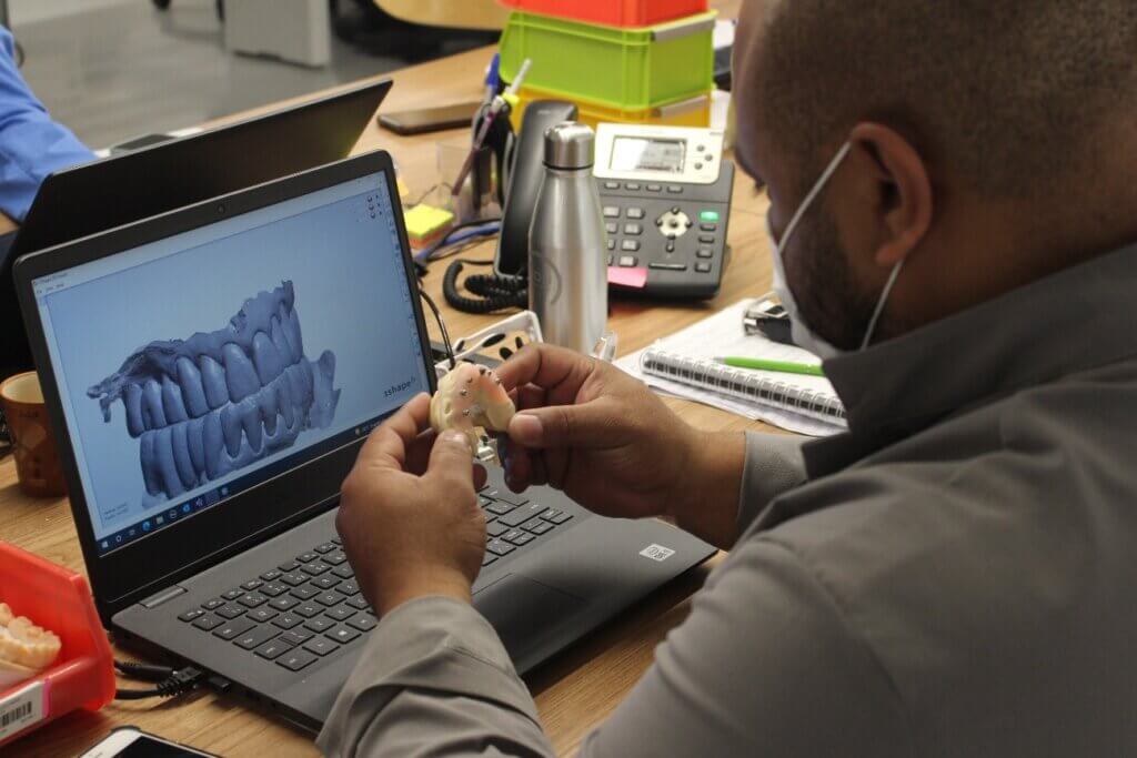 O que faz um laboratório de prótese dentária