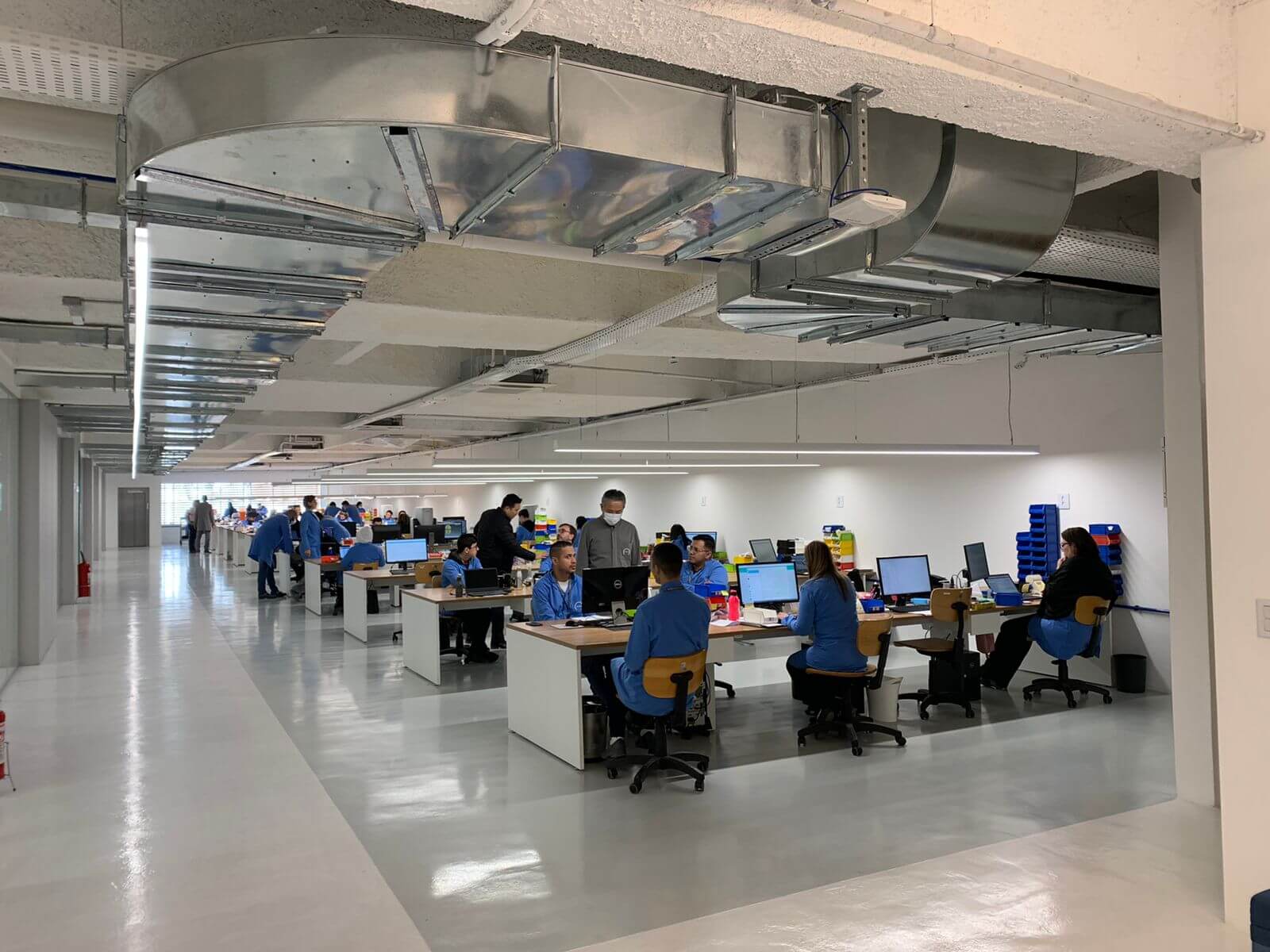 Os profissionais de um laboratório de prótese dentária